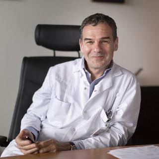 Le chirurgien René Prêtre dans son bureau du CHUV en 2013. [Keystone - Gaëtan Bally]