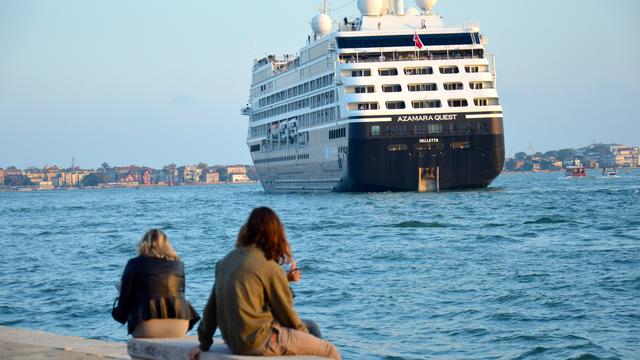 D'énormes paquebots de croisière entrent dans Venise jusqu'à 8 fois par jour. [RTS - Cerise Maréchaud]