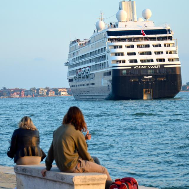 D'énormes paquebots de croisière entrent dans Venise jusqu'à 8 fois par jour. [RTS - Cerise Maréchaud]