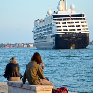 D'énormes paquebots de croisière entrent dans Venise jusqu'à 8 fois par jour. [RTS - Cerise Maréchaud]