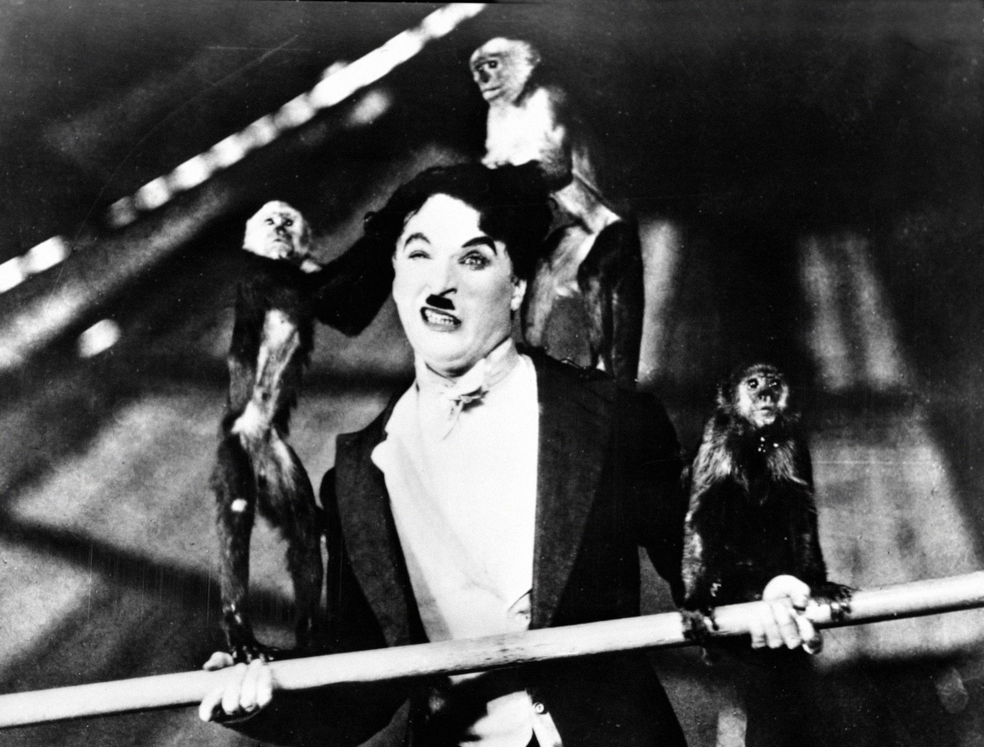 Charlie Chaplin, équilibriste, dans "Le cirque" tourné en 1928 [Collection Cinema / Photo12/AFP]