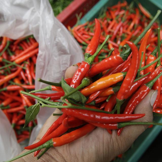 Des piments thaïs et vietnamiens n'étaient pas conformes. [Keystone/AP Photo - ©Sakchai Lalit]