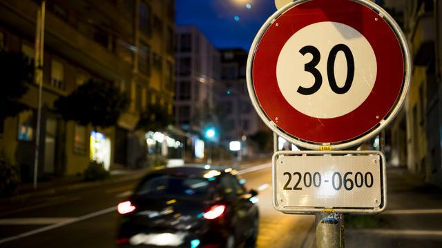 La vitesse est limitée la nuit sur l'avenue de Beaulieu à Lausanne. [Keystone - Jean-Christophe Bott]