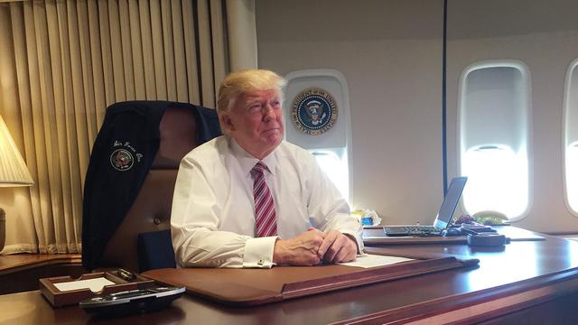 Le nouveau président américain à bord d'Air Force One, jeudi 26 janvier 2017. [EPA/DAVID NAKAMURA / POOL]