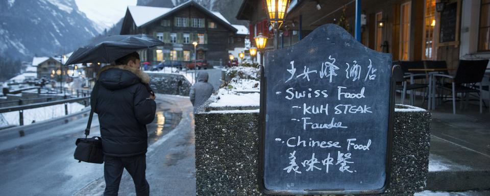 La Suisse a signé un protocole d'accord avec la Chine pour intensifier les collaborations dans le tourisme d'hiver. [Keystone - Peter Klaunzer]