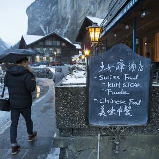 La Suisse a signé un protocole d'accord avec la Chine pour intensifier les collaborations dans le tourisme d'hiver. [Keystone - Peter Klaunzer]