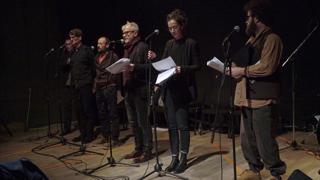 Les auteurs lisent ensemble et reprennent le principe du choeur, traditionnel à "Bern ist überall". G à D, Milos Zivanovic (serbe), Gerhard Meister (ch), Arben Idrizi (albanais), Antoine Jaccoud (ch), Ariane Von Graffenried (ch), Shpëtim Selmani (albanais). [DR - Jadis Monsieur]