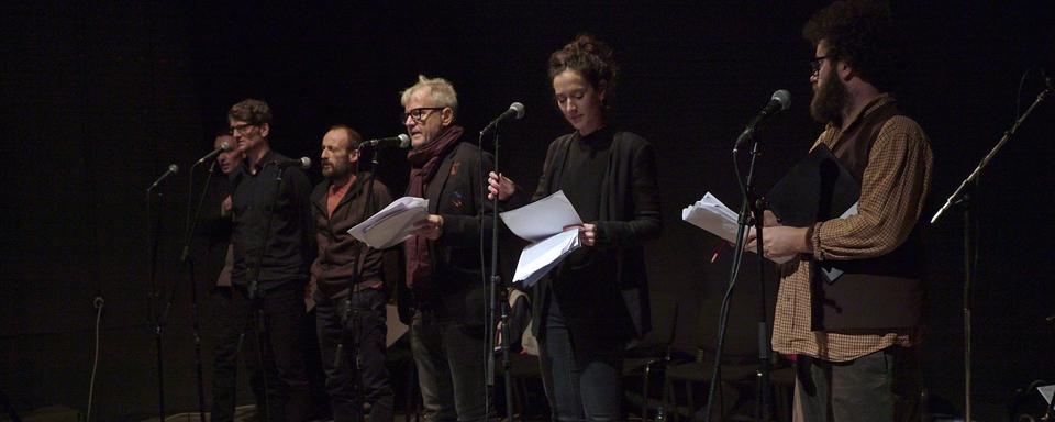 Les auteurs lisent ensemble et reprennent le principe du choeur, traditionnel à "Bern ist überall". G à D, Milos Zivanovic (serbe), Gerhard Meister (ch), Arben Idrizi (albanais), Antoine Jaccoud (ch), Ariane Von Graffenried (ch), Shpëtim Selmani (albanais). [DR - Jadis Monsieur]