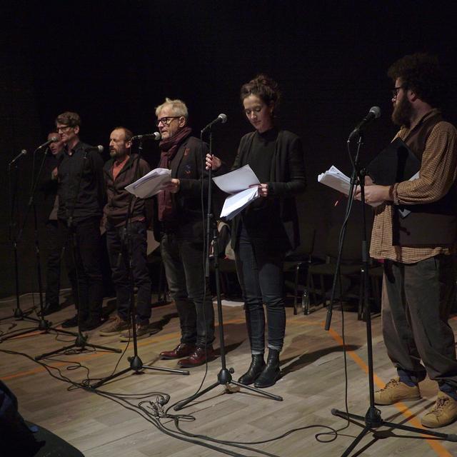 Les auteurs lisent ensemble et reprennent le principe du choeur, traditionnel à "Bern ist überall". G à D, Milos Zivanovic (serbe), Gerhard Meister (ch), Arben Idrizi (albanais), Antoine Jaccoud (ch), Ariane Von Graffenried (ch), Shpëtim Selmani (albanais). [DR - Jadis Monsieur]