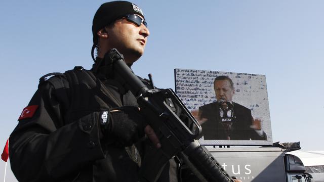 Le déploiement se fera aussi par des forces de sécurité turques, dont ont voit ici un membre, lors d'une allocution du Premier ministre turc, Tayyip Erdogan, dans le nord de la Syrie, le 6 février 2011. [REUTERS - Khaled al-Hariri]