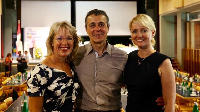 Jacqueline De Quattro, Ignazio Cassis et Isabelle Moret lors de l'assemblée des délégués du PLR à Granges (SO) le 24 juin 2017. [Twitter - Vincent Arlettaz]