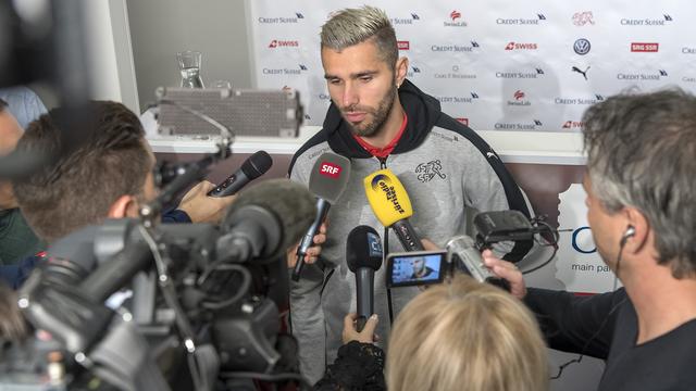 Valon Behrami s'est exprimé devant les médias avant le départ pour Belfast. [Keystone - Georgios Kefalas]