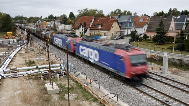 Un train marchandise traverse Rastatt, en Allemagne, après la réouverture du tronçon ce lundi 2 octobre 2017. [Keystone - RONALD WITTEK]