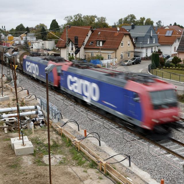 Un train marchandise traverse Rastatt, en Allemagne, après la réouverture du tronçon ce lundi 2 octobre 2017. [Keystone - RONALD WITTEK]