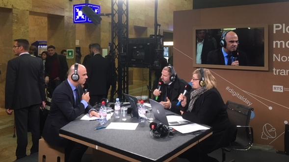 Alain Berset lors de l'émission Forum en direct de la gare Cornavin, à Genève. [RTS - Laurent Caspary]