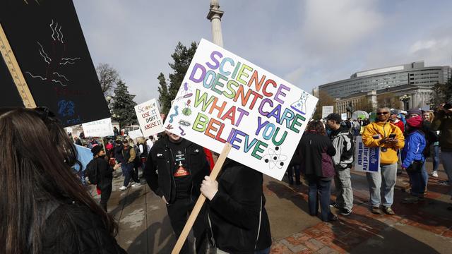 La marche pour la science a réuni plusieurs dizaines de milliers de chercheurs et d'étudiants à Washington ce week-end. [Keystone - David Zalubowski - AP Photo]