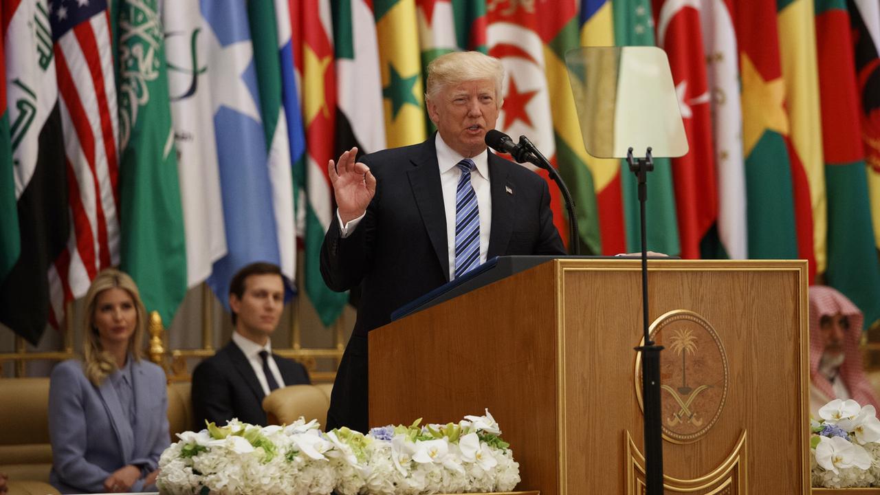 Le président américain Donald Trump prononçant son discours dimanche à Riyad, en Arabie saoudite, sa fille Ivanka et son gendre sont assis derrière lui. [Keystone - Evan Vucci]