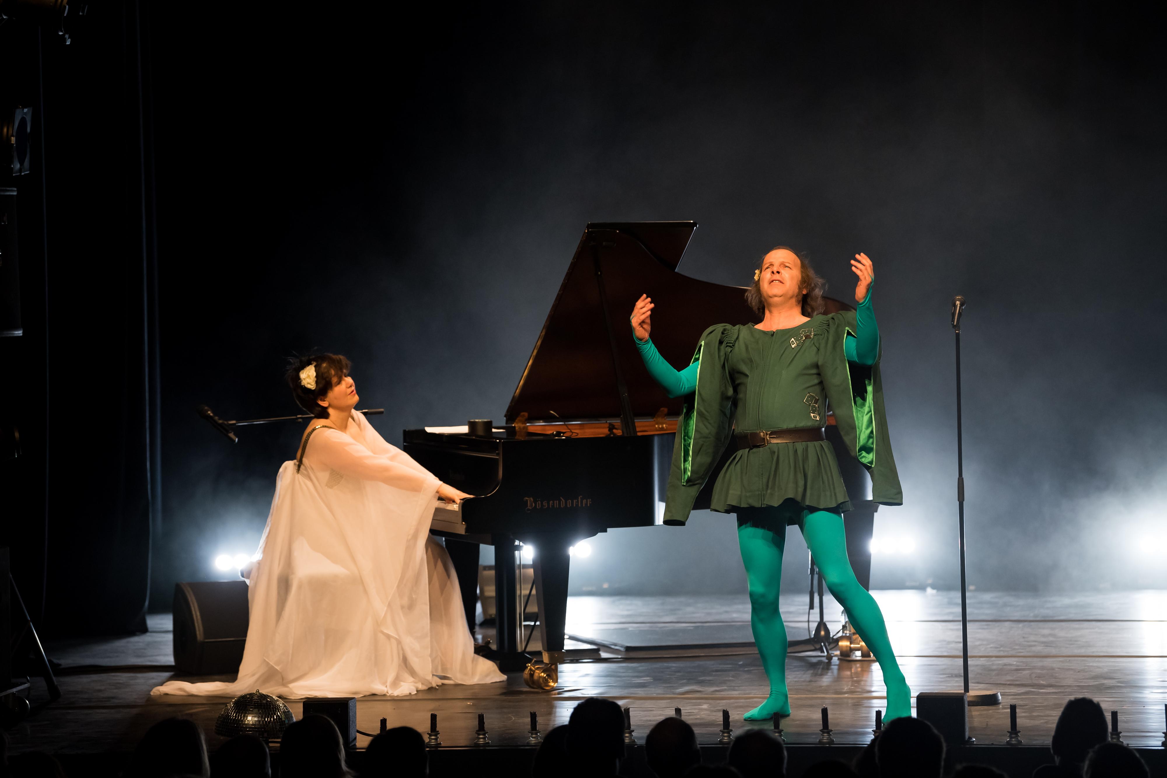 Le chanteur français Katerine et sa pianiste Dana Ciocarlie sur la scène de l'Alhambra à Genève, le 20 mars 2017. [(C) Lionel Flusin - Voix de Fête/Lionel Flusin]