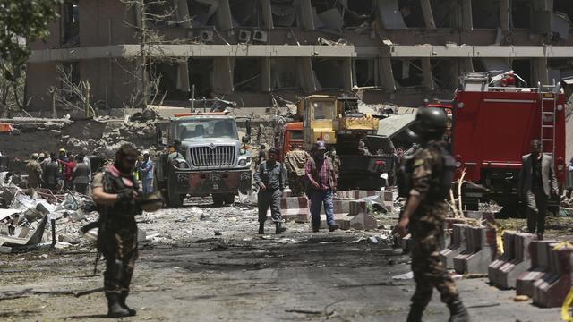 Des soldats et des secours devant l'ambassade d'Allemagne à Kaboul, proche du site d'une violente explosion le 31 mai 2017. [Keystone - AP Photos/Rahmat Gul]