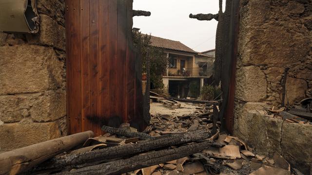 Le portail calciné d'une maison de Penacova, dans le nord du Portugal, après les incendies qui ont coûté la vie à 27 personnes. [Keystone/AP photo - Sergio Azenha]