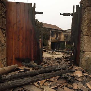 Le portail calciné d'une maison de Penacova, dans le nord du Portugal, après les incendies qui ont coûté la vie à 27 personnes. [Keystone/AP photo - Sergio Azenha]