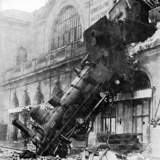 Accident ferroviaire de la gare Montparnasse, Paris, France, 1895. [DP]