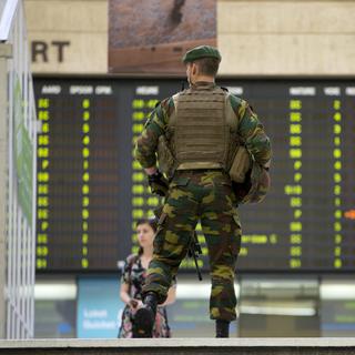 Un militaire belge patrouille dans la gare centrale de Bruxelles mercredi matin. [AP Photo/Keystone - Virginia Mayo]