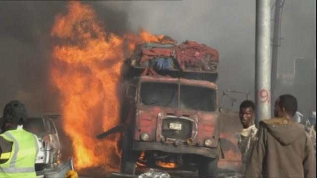 Un véhicule en feu après l'explosion à Mogadiscio.