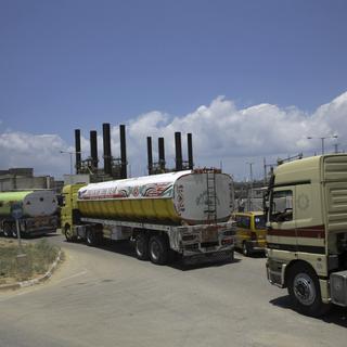 Des camions égyptiens acheminent du carburant pour faire fonctionner l'unique centrale électrique de Gaza. [Keystone - Adel Hana]