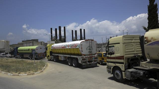 Des camions égyptiens acheminent du carburant pour faire fonctionner l'unique centrale électrique de Gaza. [Keystone - Adel Hana]