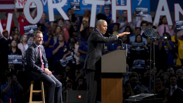 Barack Obama a galvanisé la foule pour soutenir Ralph Northam. [Keystone - AP Photo/Steve Helber]