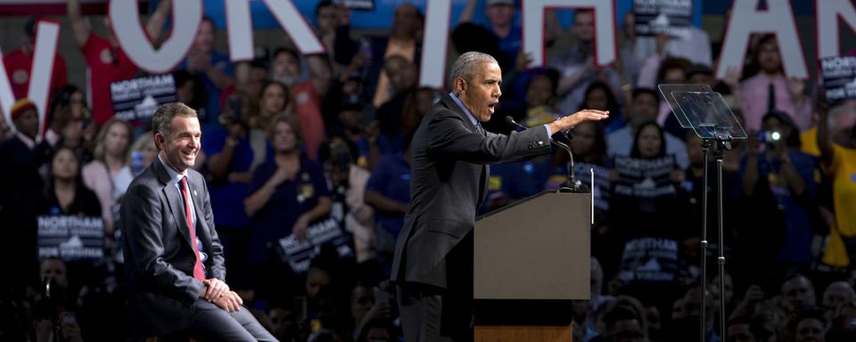 Barack Obama a galvanisé la foule pour soutenir Ralph Northam. [Keystone - AP Photo/Steve Helber]