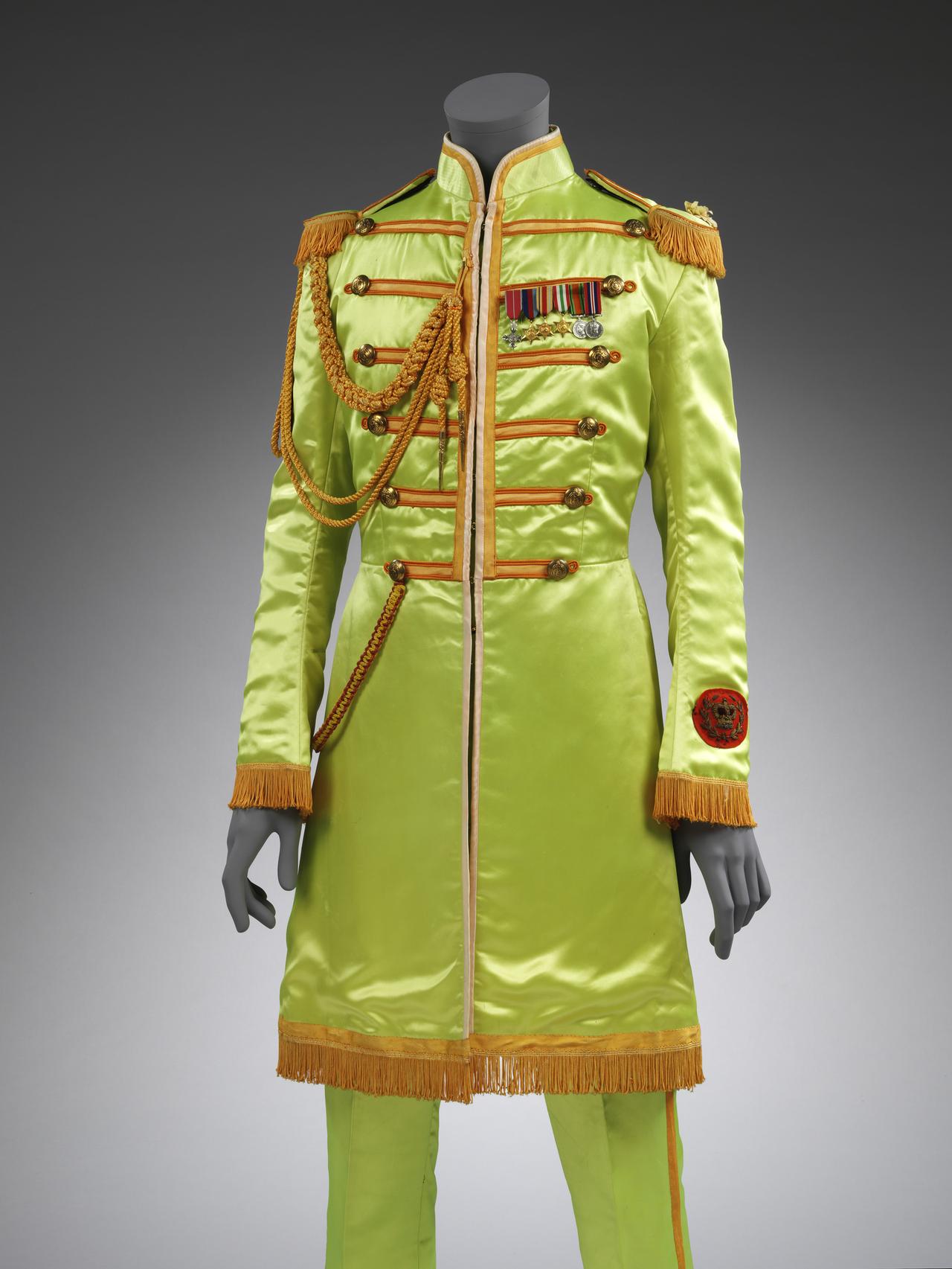 Habit Sgt. Pepper de John Lennon, 1967. [Reproduit avec la permission de Yoko Ono Lennon - © Victoria and Albert Museum]