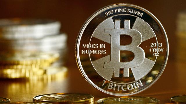 Des pièces de bitcoin. [Keystone - Jens Kalaene]