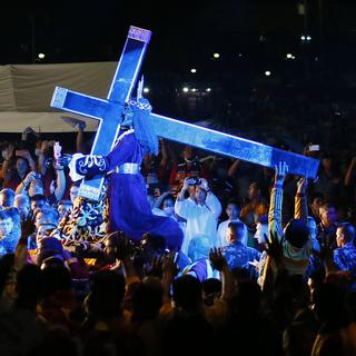 Des catholiques dans les rues de Manille durant la procession célébrant le "Nazaréen noir". [Keystone - Bullit Marquez]