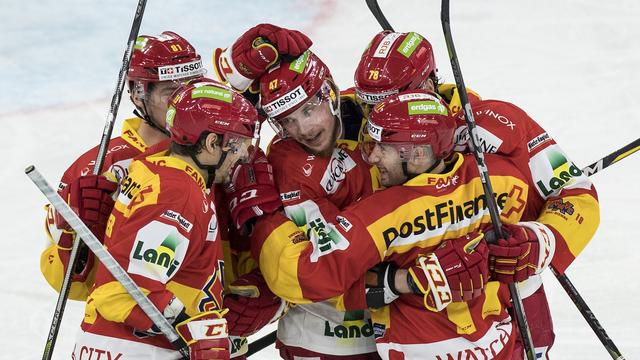 Les joueurs biennois se congratulent après le but du 4-3 contre Langnau. [Peter Schneider]