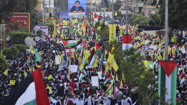 Les partisans du Hezbollah ont manifesté par milliers dans les rues de Beyrouth. [AFP - Joseph EID]