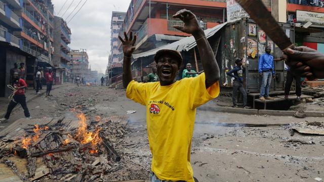 Un supporter de l'opposition durant une manifestation dans le bidonville de Mathare, à Nairobi. [Keystone - EPA/DANIEL IRUNGU]