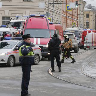 Une rue bouclée à la suite de l'explosion dans le métro de Saint-Pétersbourg, en Russie. [EPA/Keystone - Anatoly Maltsev]