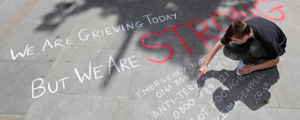 Les hommages fleurissent à Manchester. [reuters - Darren Staples]