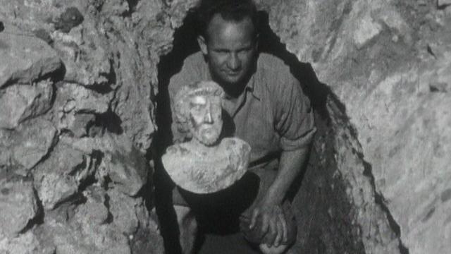 La découverte du buste en or de l'empereur Mar Aurèle à Avenches en 1939. [RTS]