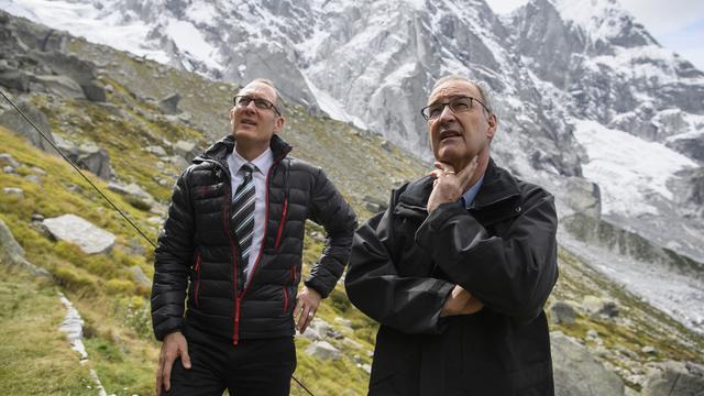 Le conseiller d'Etat grison Christian Rathgeb et le conseiller fédéral Guy Parmelin. [Keystone - Gian Ehrenzeller]