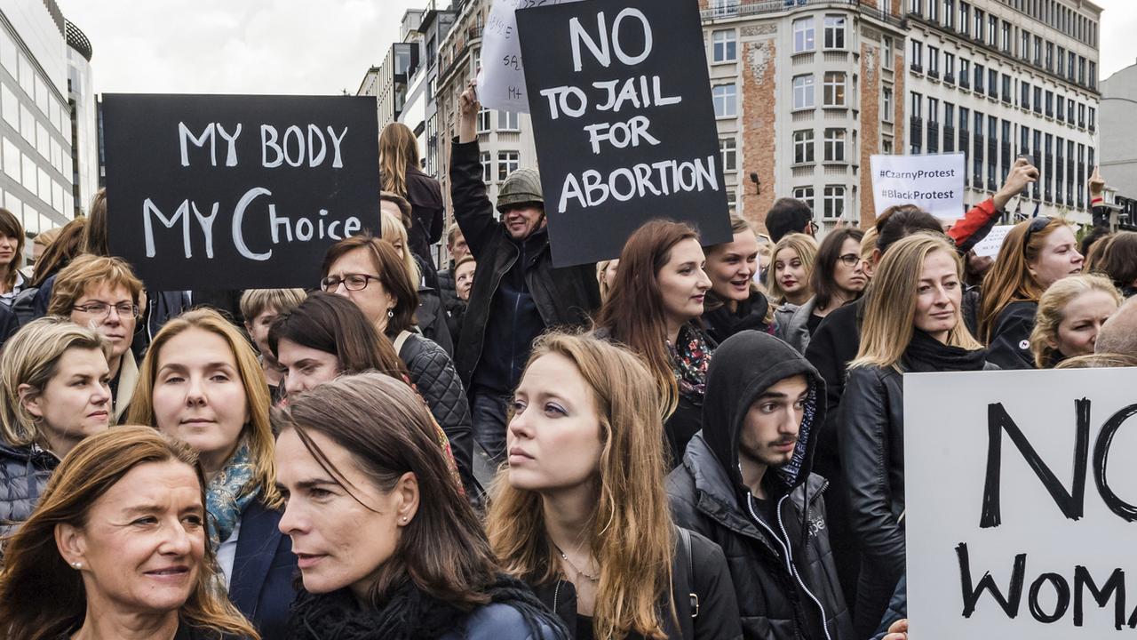 Les manifestations en faveur du droit à l'avortement sont récurrentes dans le monde, comme ici en Pologne le 3 octobre 2016. [AP Photo - Geert Vanden Wijngaert]