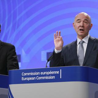 Les commissaires européens Valdis Dombrovskis et Pierre Moscovici. [EPA/Keystone - Olivier Hoslet]