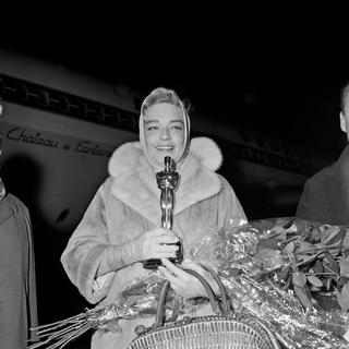 L'actrice Simone Signoret présente son Oscar de la meilleure actrice à Orly, en 1960.
AFP [AFP]