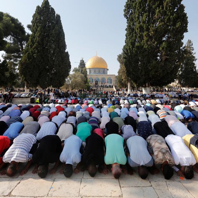 Des Palestiniens font la prière de l'après-midi à la mosquée Al-Aqsa, sur l'esplanade des Mosquées à Jérusalem, après le retrait par Israël des dispositifs sécuritaires le 27 juillet 2017. [Anadolu Agency - Mostafa Alkharouf]