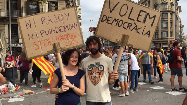 La Catalogne est en grève générale mardi pour défendre ses droits et dénoncer les violences qui ont émaillé le vote de dimanche. [RTS - Cédric Guigon]