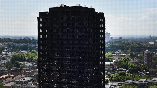 Les restes calcinés de la Grenfell Tower. [Keystone - EPA/Andy Rain]