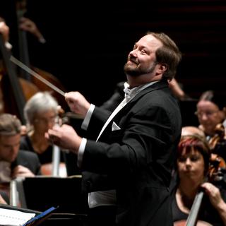 Le chef John Fiore.
Photo sur le site de l'agence de concert Caecilia
Eric Berg
caecilia.ch [caecilia.ch - Eric Berg]