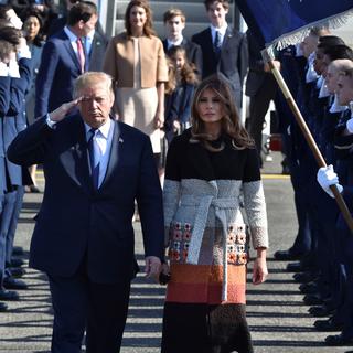 Le président américain Donald Trump et sa femme Melania accueillis lors de leur arrivée au Japon, dimanche 5 novembre. [AFP - Kazuhiro Nogi / Anadolu Agency]
